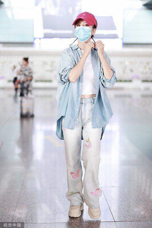 佟丽娅穿牛仔套装蝴蝶点缀 戴粉色鸭舌帽元气吸睛