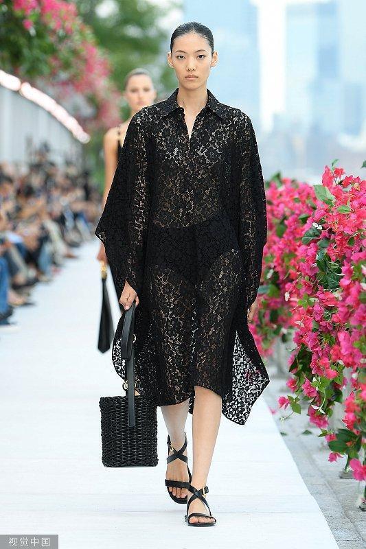 2024春夏纽约时装周秀场 国模刘雯华依澜李禾佳领衔