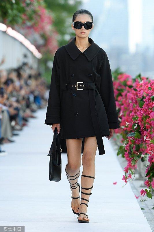 2024春夏纽约时装周秀场 国模刘雯华依澜李禾佳领衔