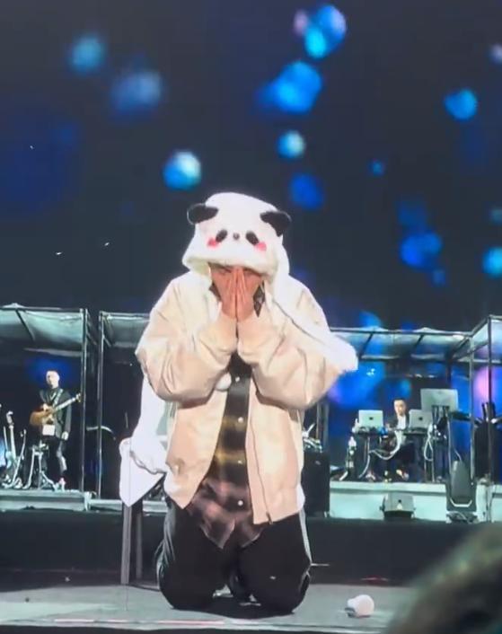 薛之谦演唱会唱不下去下跪道歉！歌迷酒店钱全包，实在太宠粉