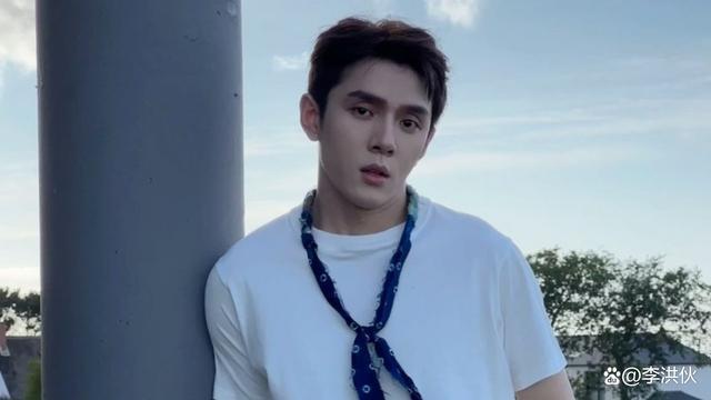 请把影帝奖杯，颁给李佳琦！