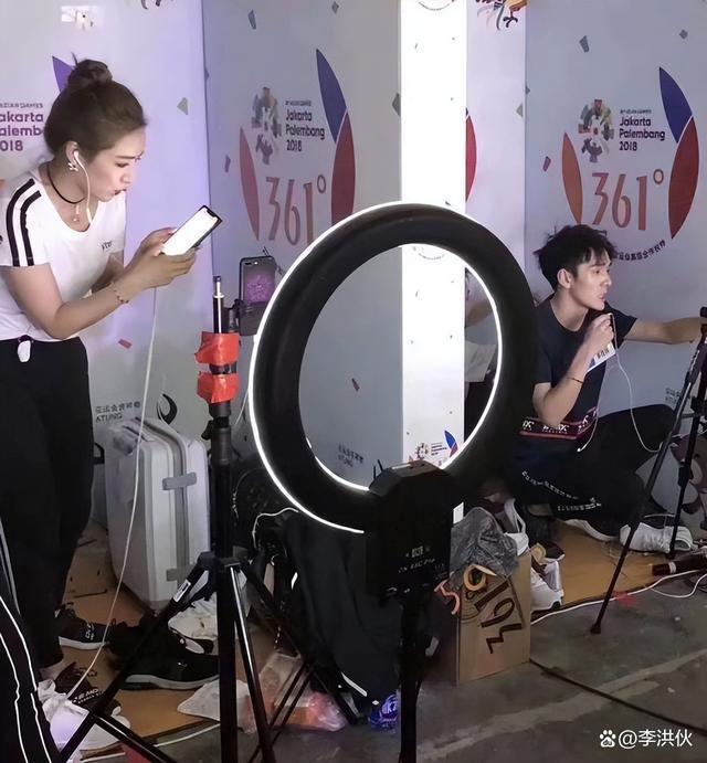 请把影帝奖杯，颁给李佳琦！