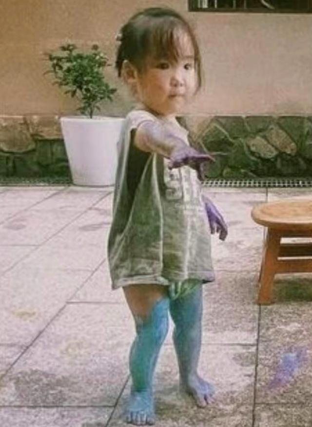 陈意涵晒两个孩子玩水彩照 二女儿正脸照曝光好可爱