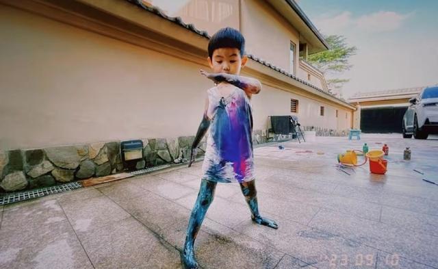 陈意涵晒两个孩子玩水彩照 二女儿正脸照曝光好可爱