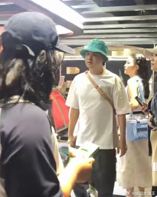 包贝尔一家出街被偶遇 8岁包饺子身高长高不少