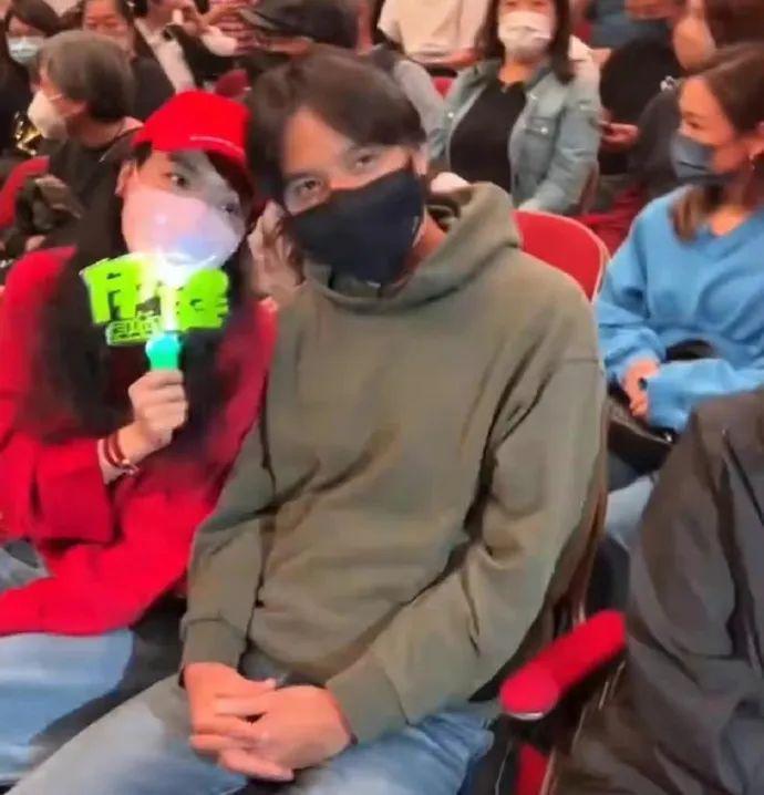 嚯！冯德伦也开始吃软饭了