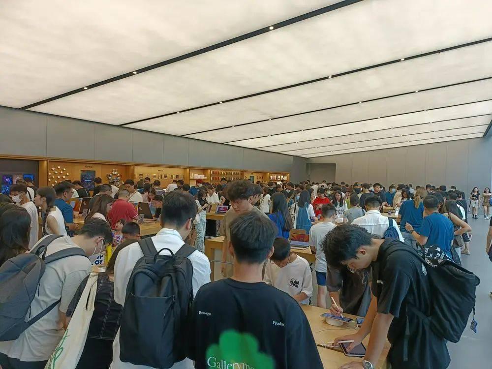iPhone15上新前夕探店：华为卖断货，苹果仍“神秘”