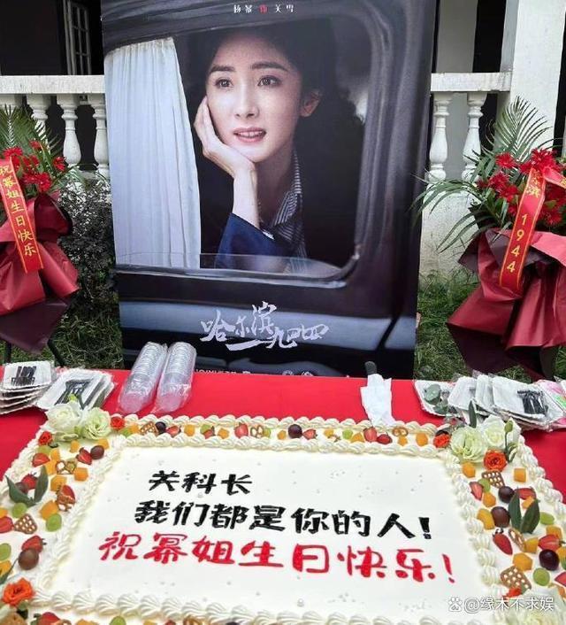 37岁杨幂穿万元睡衣逛bm，两位店员贴身服务，身材被店员比下去！