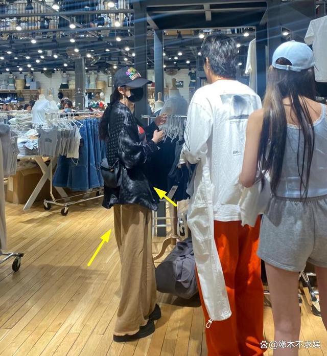 37岁杨幂穿万元睡衣逛bm，两位店员贴身服务，身材被店员比下去！