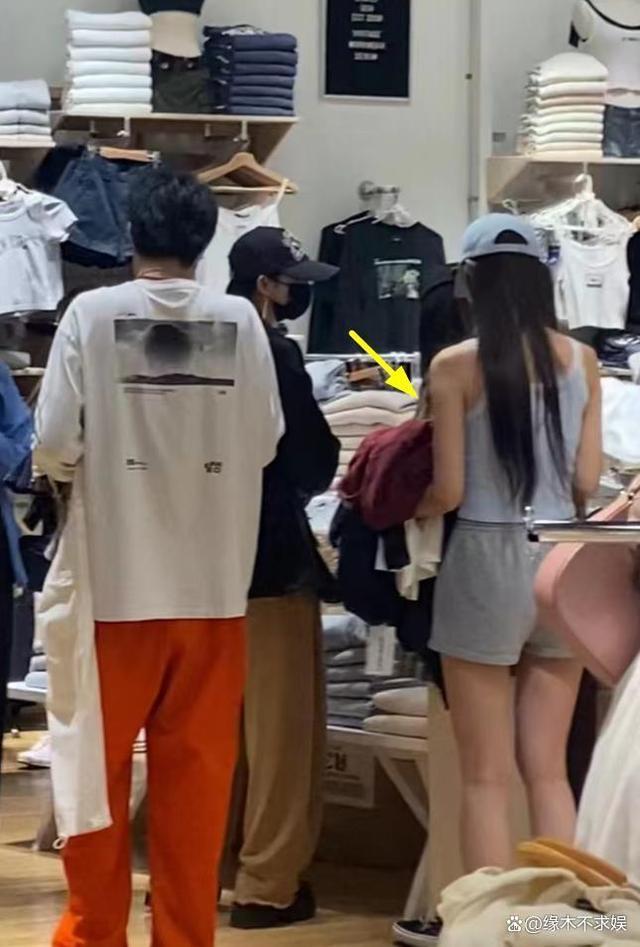 37岁杨幂穿万元睡衣逛bm，两位店员贴身服务，身材被店员比下去！