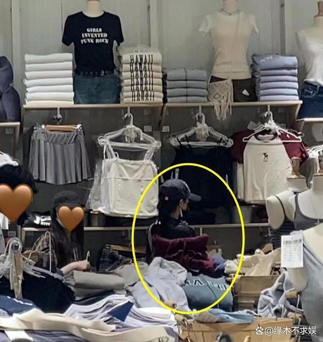 37岁杨幂穿万元睡衣逛bm，两位店员贴身服务，身材被店员比下去！