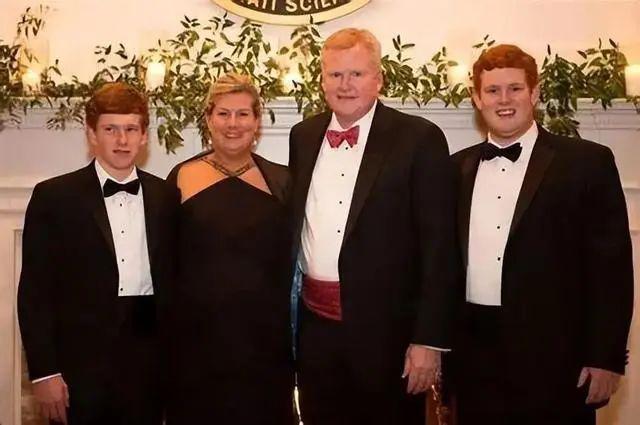 终于曝光这个人渣，再也洗不白了