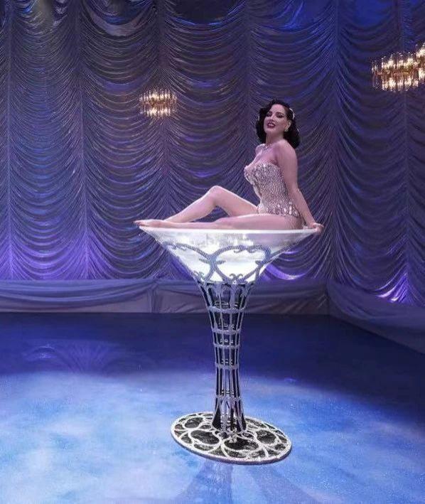 因为Lisa去了疯马秀，就要把脱衣舞说成自由和“艺术”？