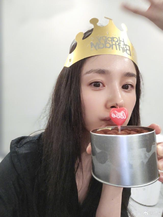 刘诗诗探班杨幂为她庆生 晒贴脸亲亲合照关系超好