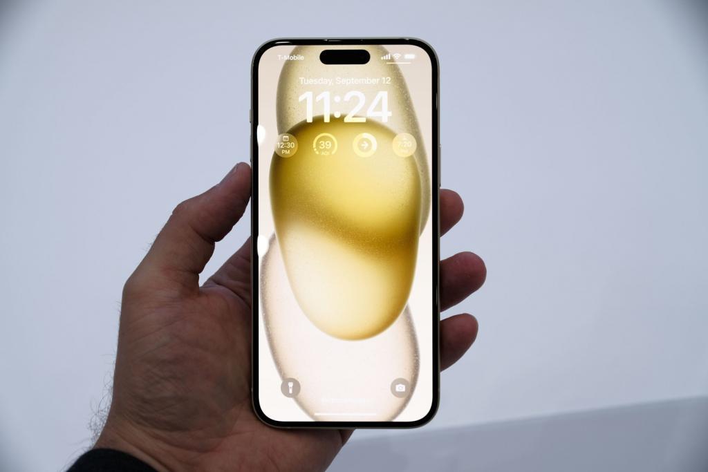 苹果iPhone 15/Plus真机上手：采用USB-C 接口，支持灵动岛