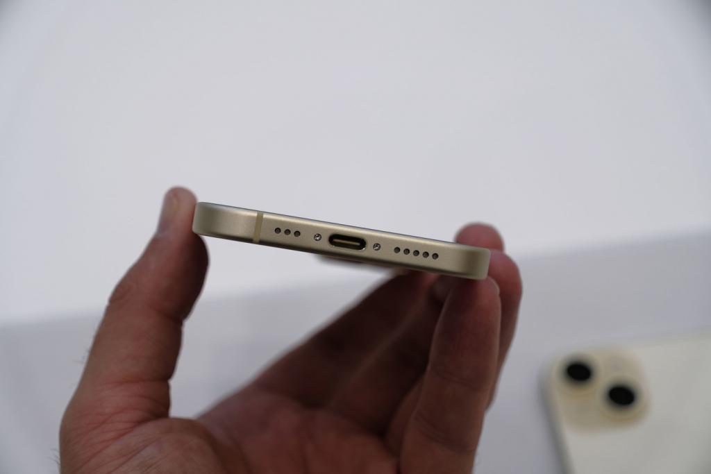 苹果iPhone 15/Plus真机上手：采用USB-C 接口，支持灵动岛