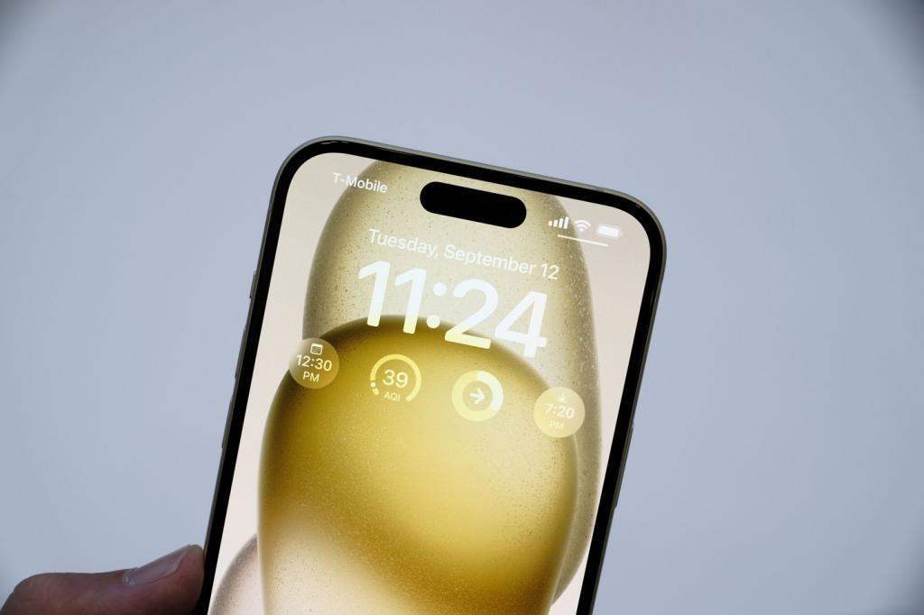 苹果iPhone 15/Plus真机上手：采用USB-C 接口，支持灵动岛