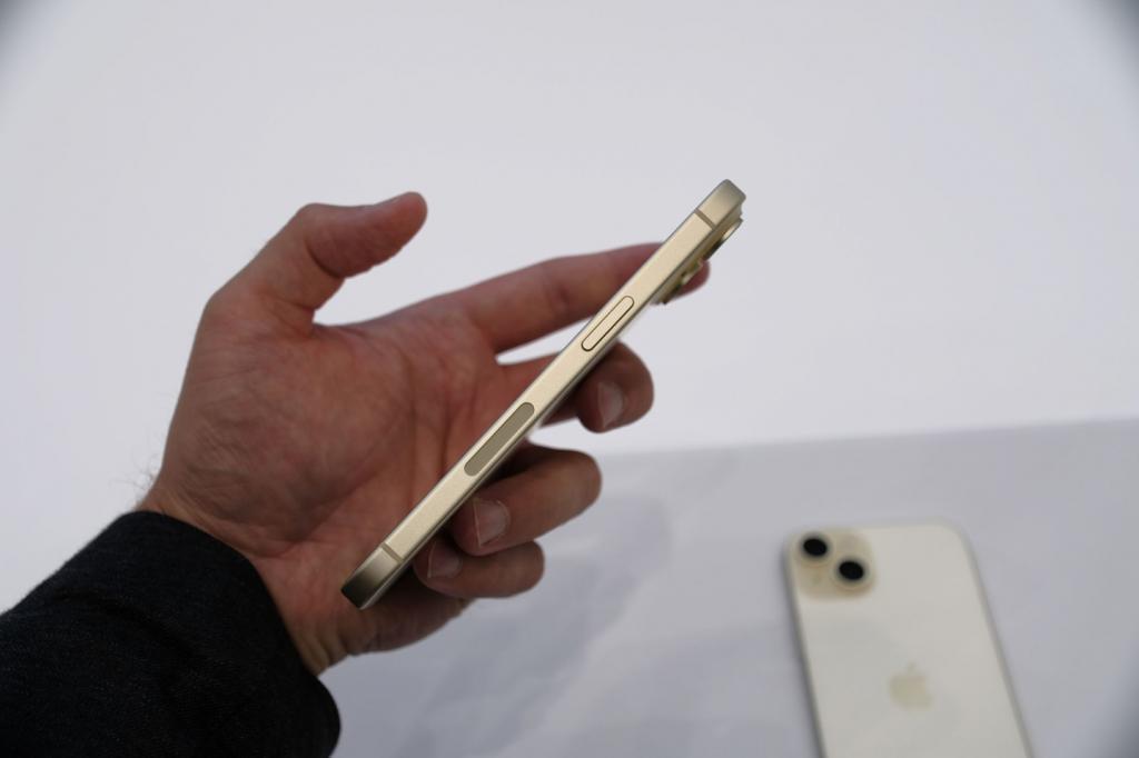 苹果iPhone 15/Plus真机上手：采用USB-C 接口，支持灵动岛