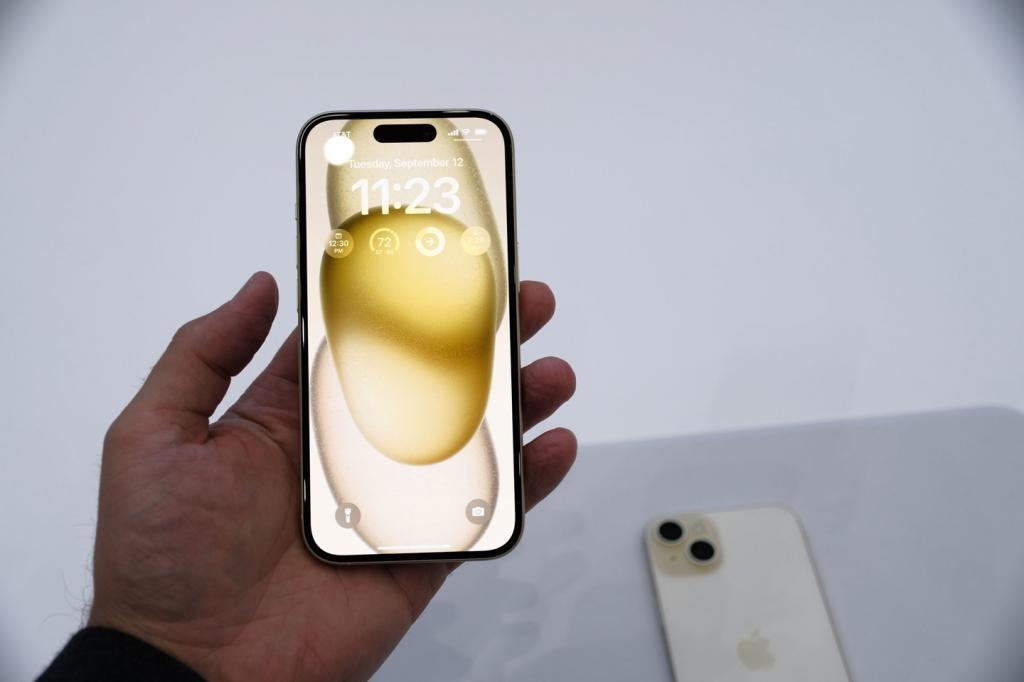 苹果iPhone 15/Plus真机上手：采用USB-C 接口，支持灵动岛