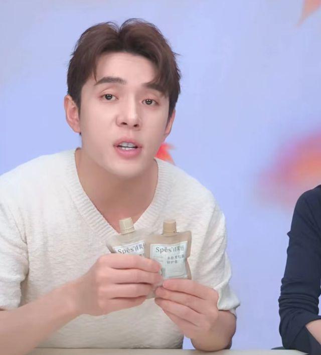 李佳琦风波后复播，网友刷屏买不起，本人表情难看