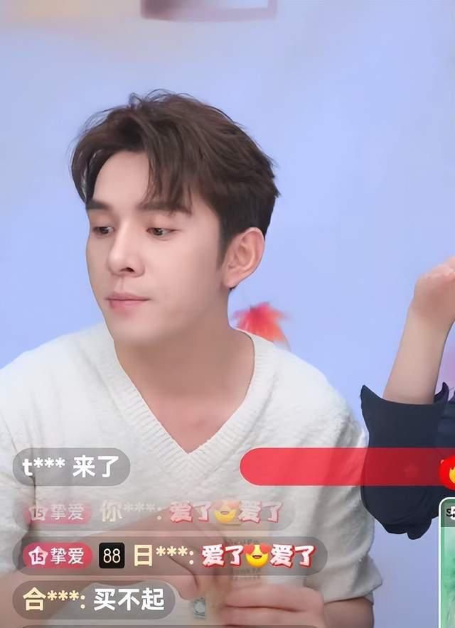 李佳琦风波后复播，网友刷屏买不起，本人表情难看