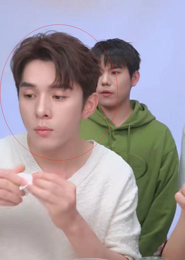 李佳琦风波后复播，网友刷屏买不起，本人表情难看