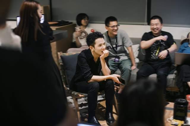 李佳琦风波后复播，网友刷屏买不起，本人表情难看