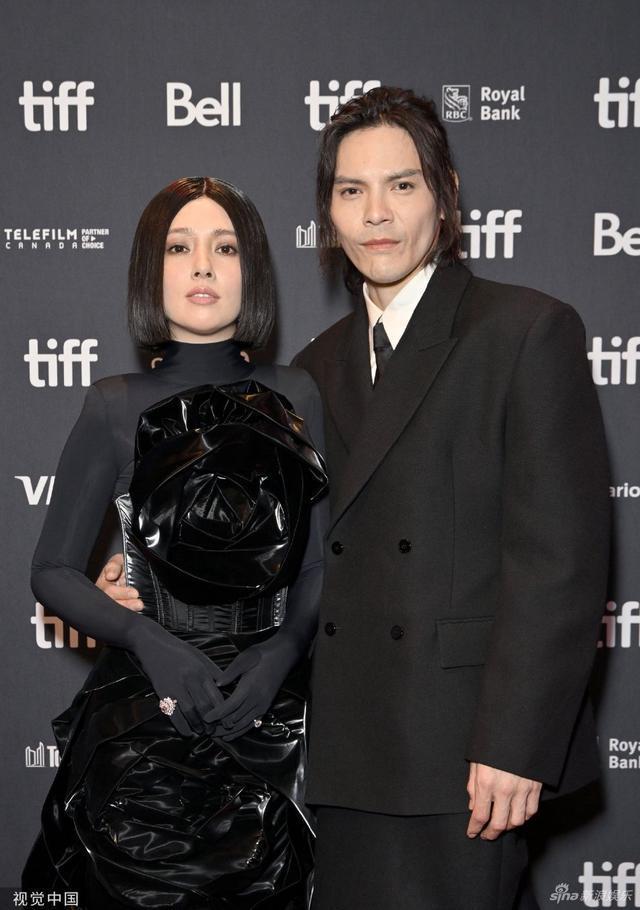 向佐郭碧婷出席多伦多电影节 全黑造型牵手亮相
