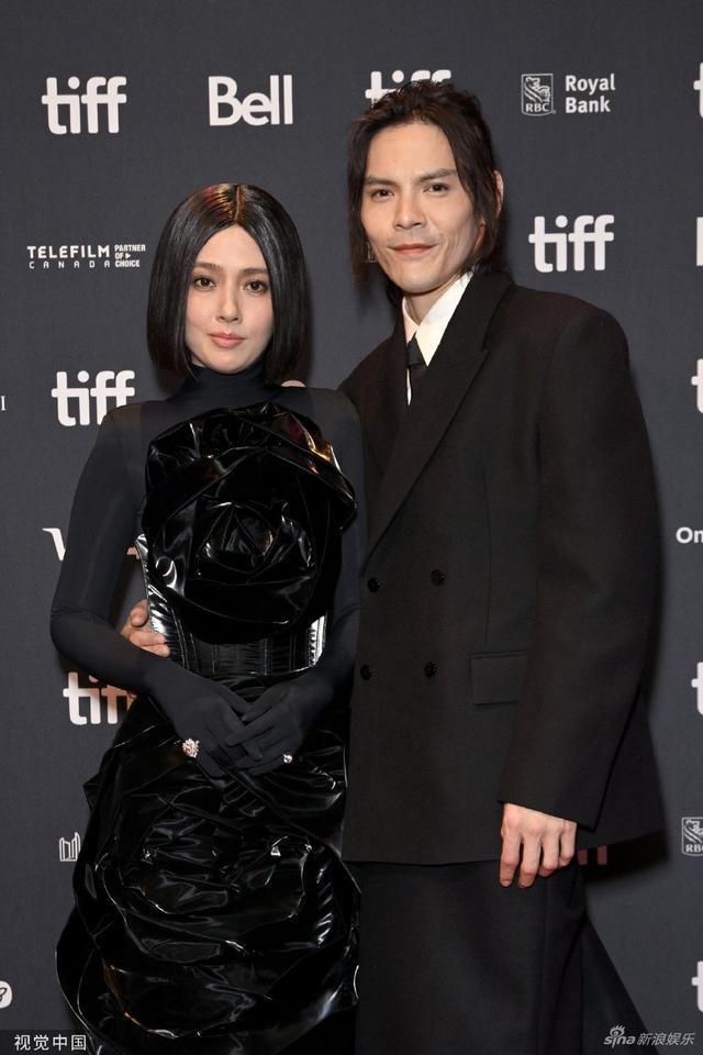 向佐郭碧婷出席多伦多电影节 全黑造型牵手亮相