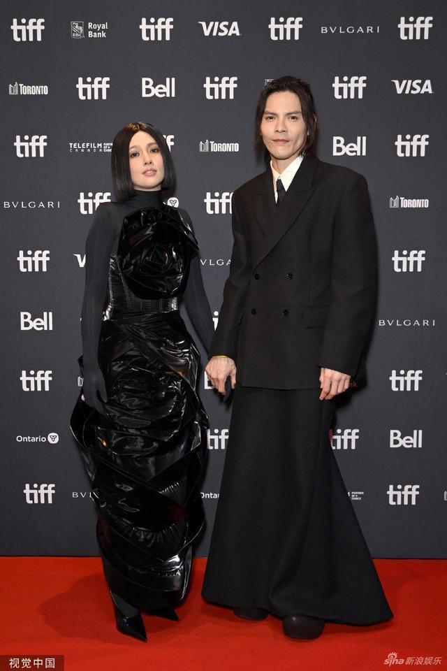 向佐郭碧婷出席多伦多电影节 全黑造型牵手亮相
