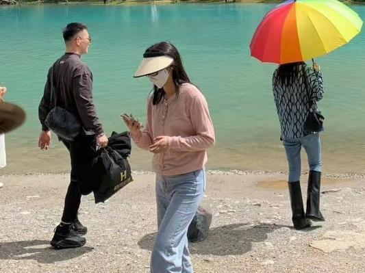 张馨予夫妇游云南被偶遇 何捷蹲着为老婆拍照好甜蜜