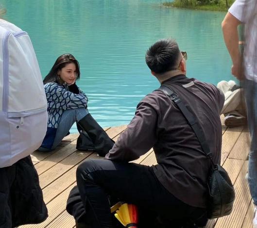 张馨予夫妇游云南被偶遇 何捷蹲着为老婆拍照好甜蜜