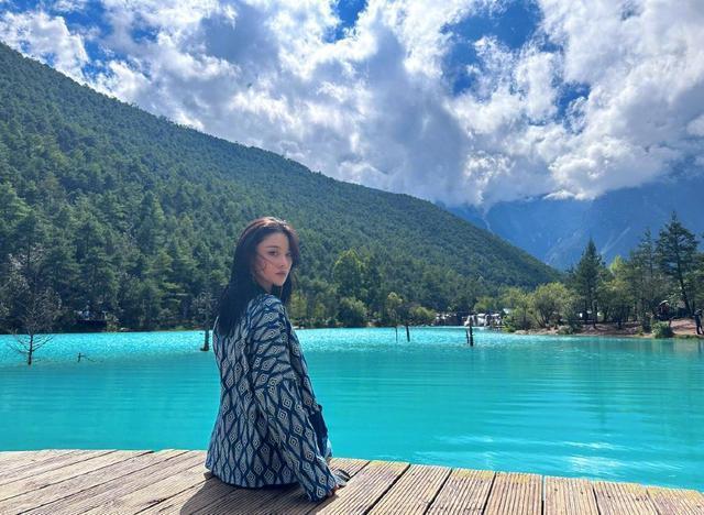 张馨予夫妇游云南被偶遇 何捷蹲着为老婆拍照好甜蜜