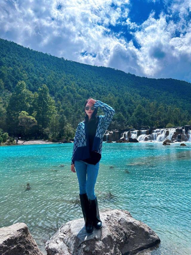 张馨予夫妇游云南被偶遇 何捷蹲着为老婆拍照好甜蜜