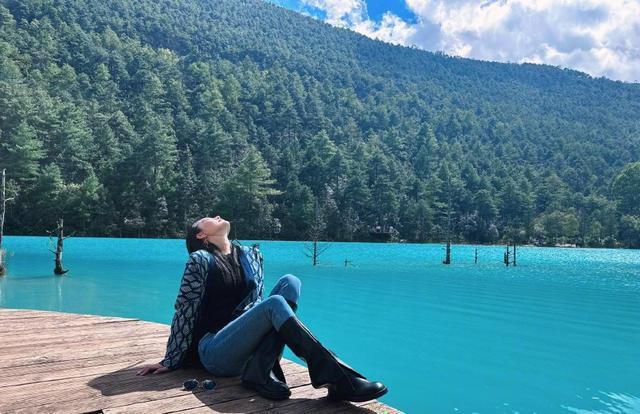 张馨予夫妇游云南被偶遇 何捷蹲着为老婆拍照好甜蜜