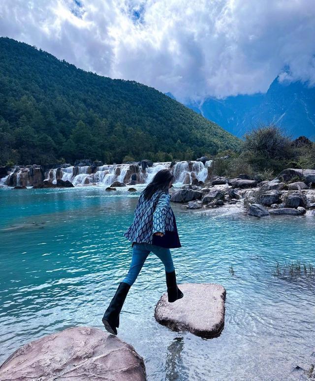 张馨予夫妇游云南被偶遇 何捷蹲着为老婆拍照好甜蜜