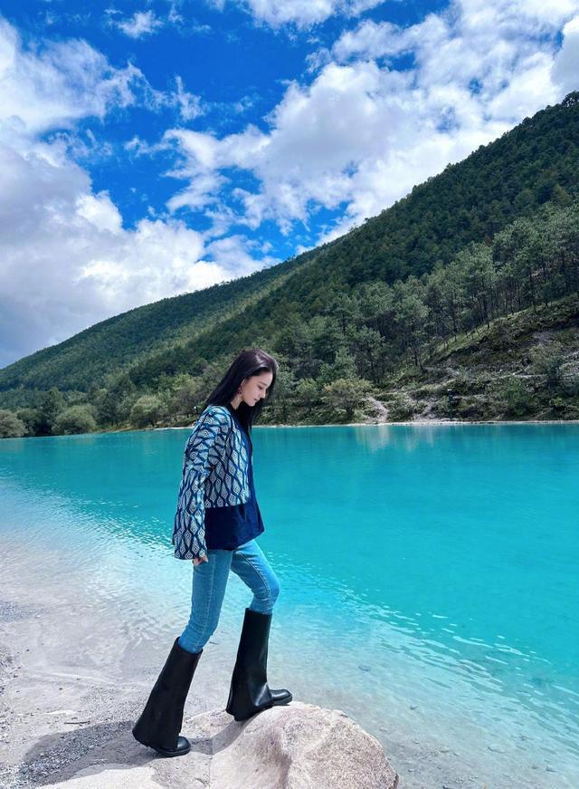 张馨予夫妇游云南被偶遇 何捷蹲着为老婆拍照好甜蜜