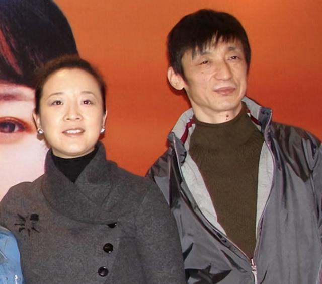 陈小艺离婚了？老公露面坐轮椅身形消瘦，夫妻许久未同框