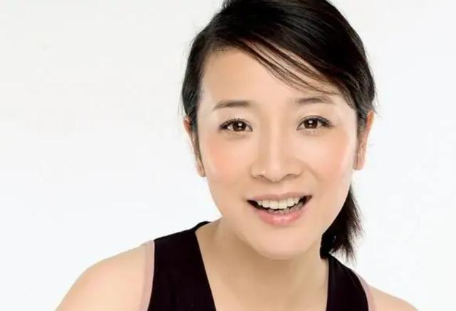 陈小艺离婚了？老公露面坐轮椅身形消瘦，夫妻许久未同框