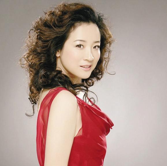 陈小艺离婚了？老公露面坐轮椅身形消瘦，夫妻许久未同框