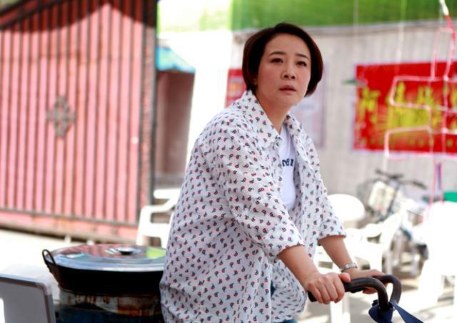 陈小艺离婚了？老公露面坐轮椅身形消瘦，夫妻许久未同框