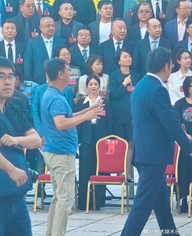 赵丽颖参加中国电视艺术家协会会议 穿一身正装端庄优雅