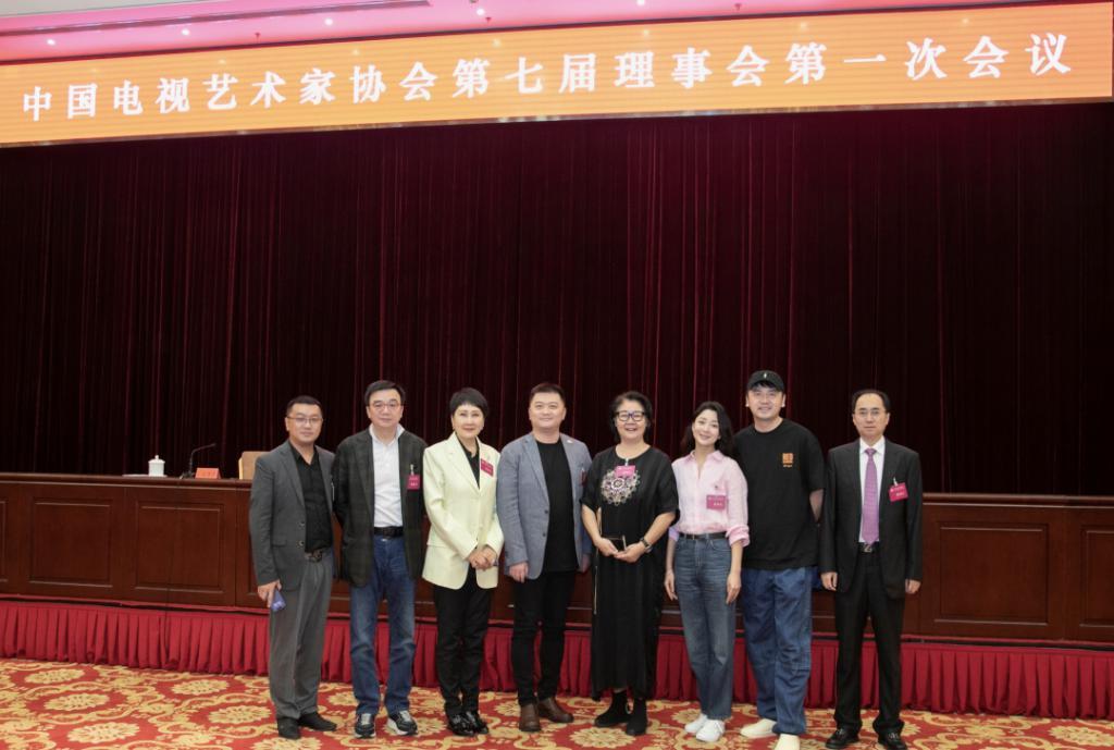 赵丽颖脸小，雷佳音头大，殷桃粉太美！这位戏骨坐C位大家服