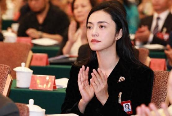赵丽颖脸小，雷佳音头大，殷桃粉太美！这位戏骨坐C位大家服