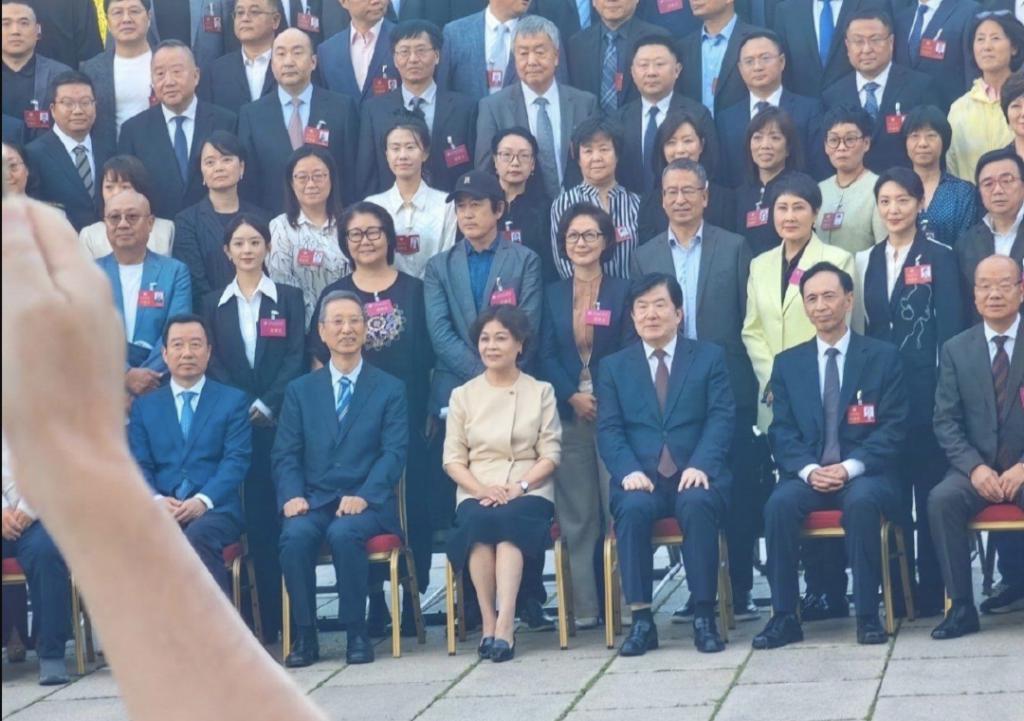 赵丽颖脸小，雷佳音头大，殷桃粉太美！这位戏骨坐C位大家服