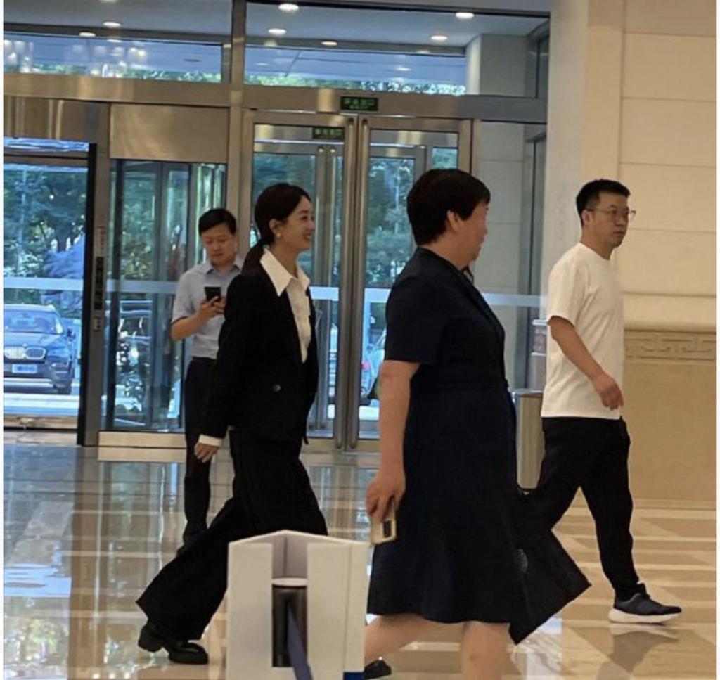 赵丽颖脸小，雷佳音头大，殷桃粉太美！这位戏骨坐C位大家服