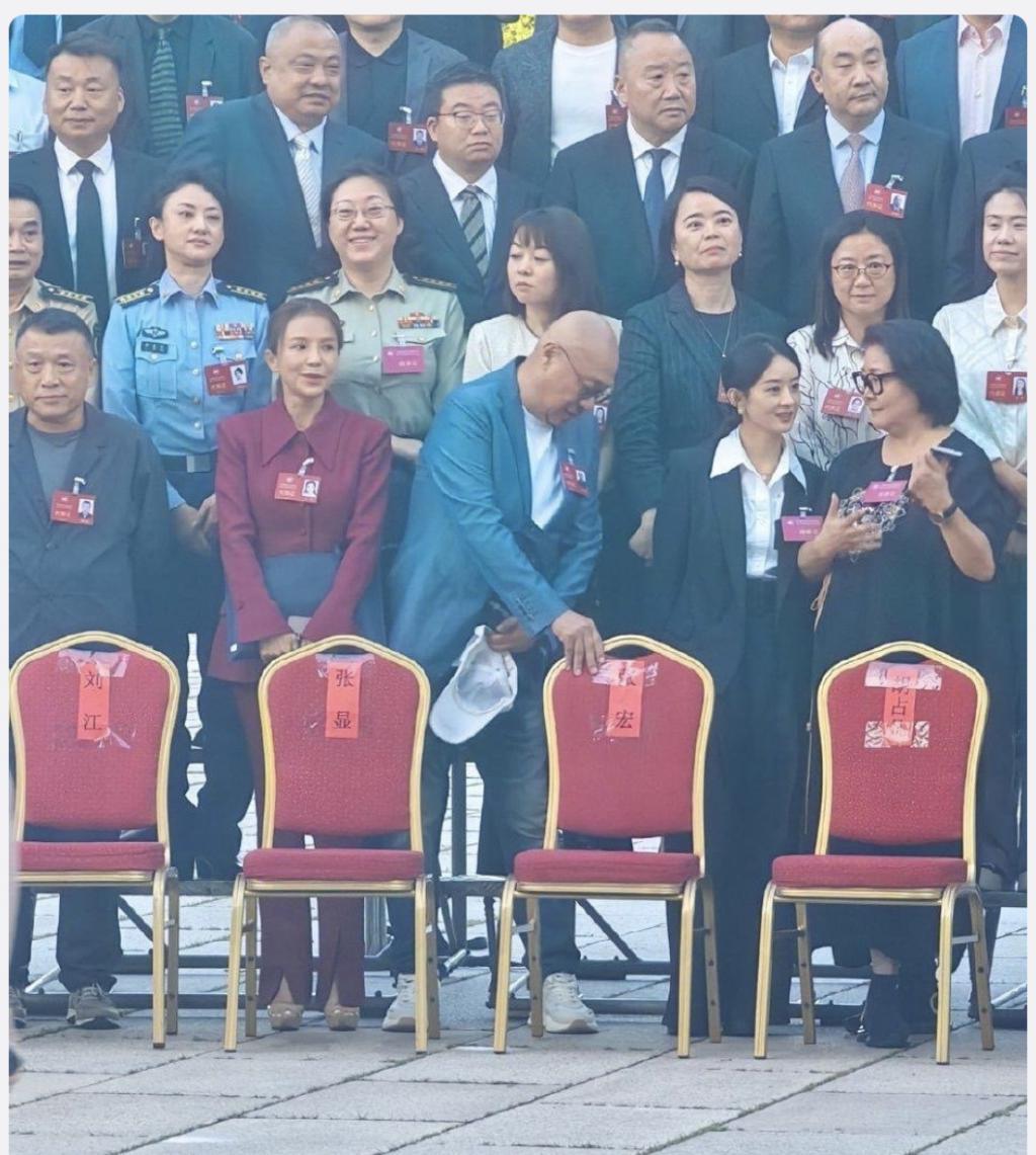 赵丽颖脸小，雷佳音头大，殷桃粉太美！这位戏骨坐C位大家服