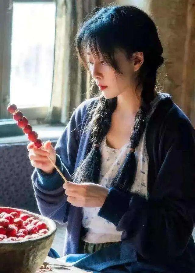赵丽颖脸小，雷佳音头大，殷桃粉太美！这位戏骨坐C位大家服