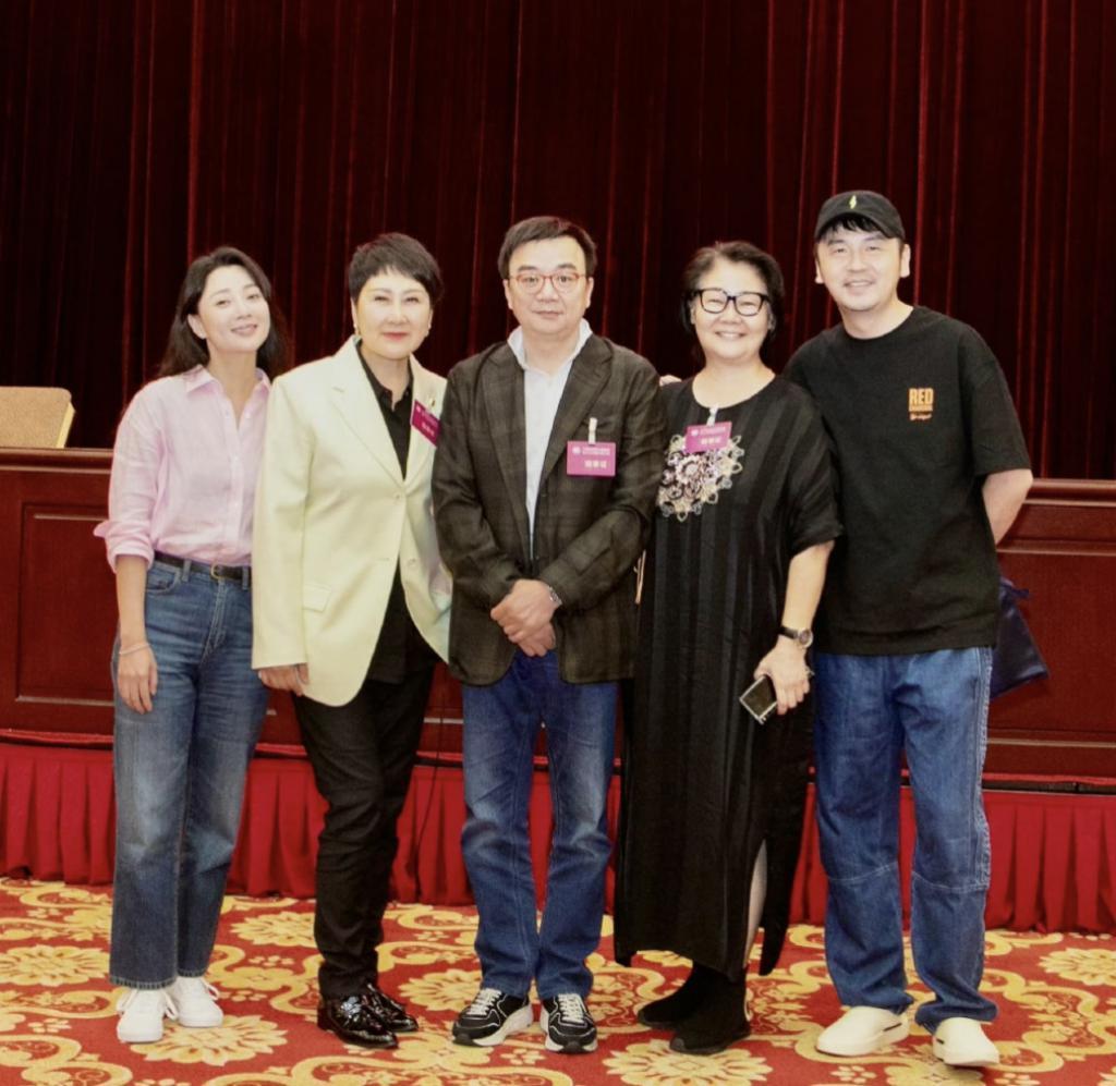 赵丽颖脸小，雷佳音头大，殷桃粉太美！这位戏骨坐C位大家服