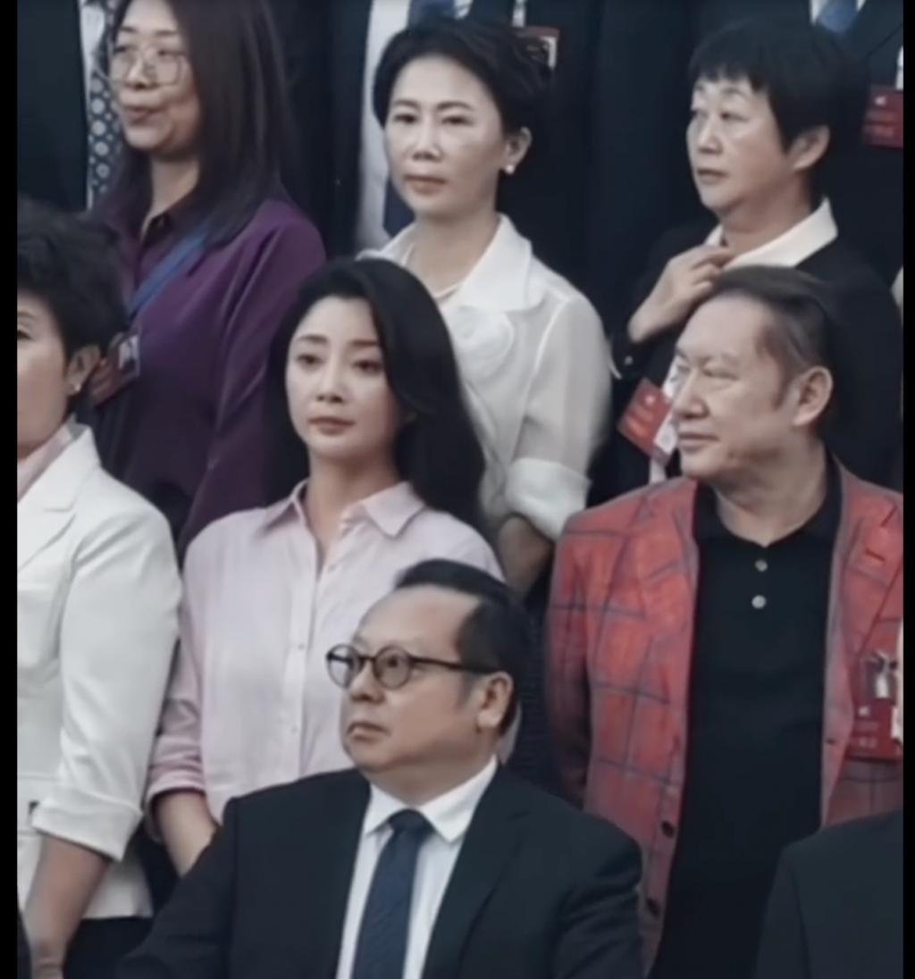 赵丽颖脸小，雷佳音头大，殷桃粉太美！这位戏骨坐C位大家服